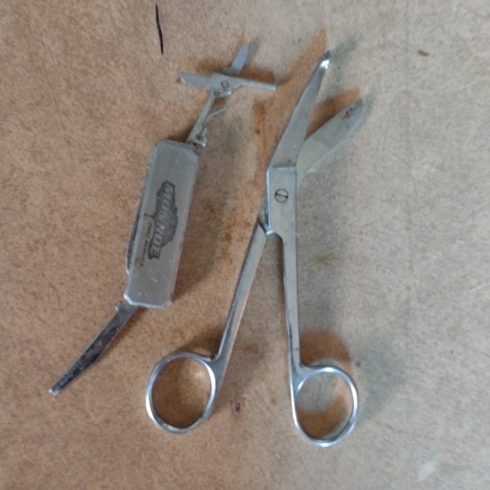 Multi-Tool Grooming Kit with Red Scissors - Picture 4 of 6